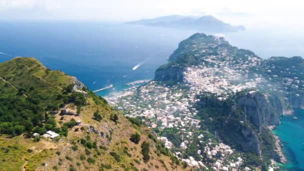 Capri Berge und Meer in der Sommersaison. Drohnen-Aussichtspunkt vom Solaro-Berg, Rundblick — Stockvideo