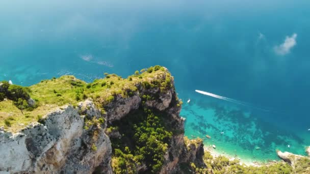 Schnellboot auf Capri. Berge und Meer im Sommer. Drohnen-Aussichtspunkt vom Solaro-Berg, Rundblick — Stockvideo