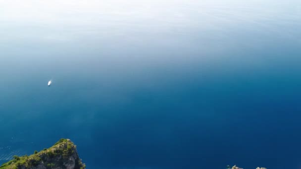 Montañas de Capri y mar en temporada de verano. Mirador del dron desde el Monte Solaro, vista panorámica — Vídeos de Stock