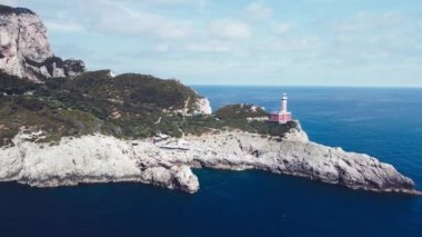 Capri Deniz Feneri yaz mevsiminde hareket halindeki bir drone 'dan