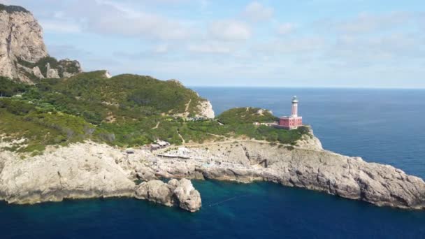 Latarnia morska Capri z ruchomego drona w sezonie letnim — Wideo stockowe