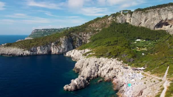 Capri vuurtoren van een bewegende drone in het zomerseizoen — Stockvideo