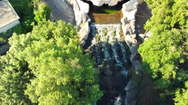 Cascate della Reggia di Caserta. Vista aerea di alberi e acqua nella stagione estiva da un drone in movimento — Video Stock
