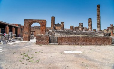 POMPEI, İtalya - 28 Haziran 2021: Turistler Vezüv yanardağı yakınlarındaki antik Pompei kentinin ünlü kalıntılarını ziyaret ettiler.
