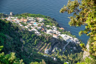 Praiano 'nun muhteşem havadan görünüşü Tanrılar' ın yolundan, Amalfi Sahili yaz mevsiminde, İtalya