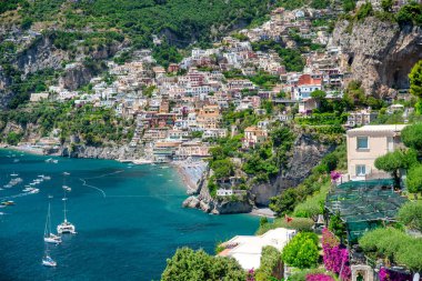 Positano 'nun yaz mevsiminde inanılmaz hava manzarası, İtalya