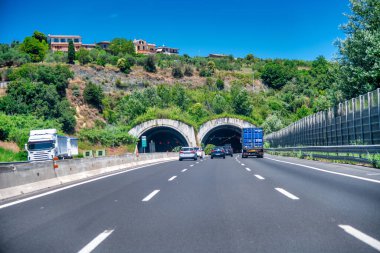 İTALYA - 2 Temmuz 2021: Güney bölgesindeki otomobil trafiği