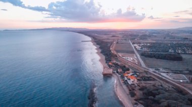 Yaz mevsiminde Torre Mozza 'nın günbatımında hava manzarası, Toskana