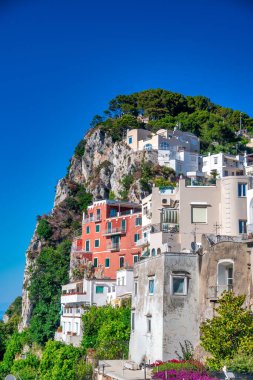 İtalya 'da yaz mevsiminde Capri' nin güzel mimarisi ve evi