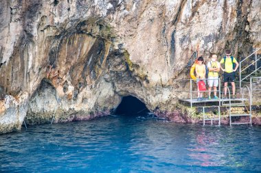 CAPRI, İtalya - 16 Haziran 2021: Turistler ünlü Blue Grotto 'yu ziyaret etti