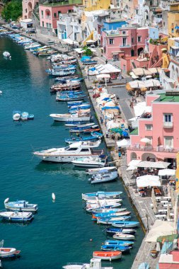 PROCIDA, ITALY - 22 Haziran 2021: La Corricella 'nın havadan görünüşü, deniz kenarındaki renkli evler