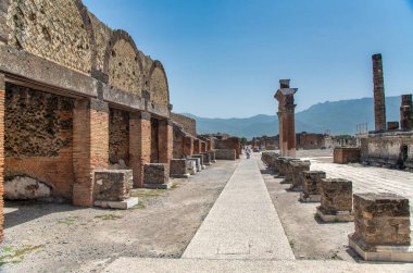 POMPEI, İtalya - 28 Haziran 2021: Turistler Vezüv yanardağı yakınlarındaki antik Pompei kentinin ünlü kalıntılarını ziyaret ettiler.