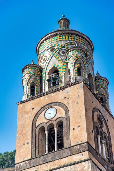 Католическая Башня Амальфи Против Неба — стоковое фото