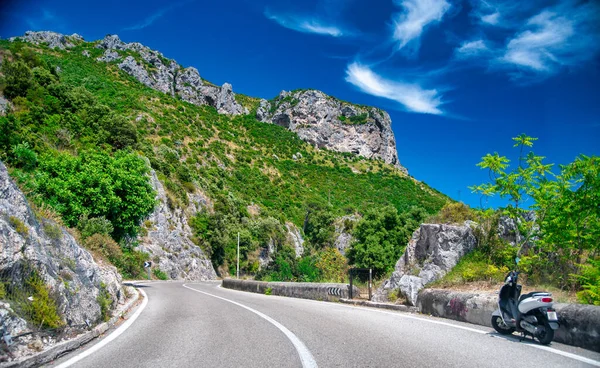 Motorfiets Langs Kust Van Amalfi Het Zomerseizoen Italië — Stockfoto