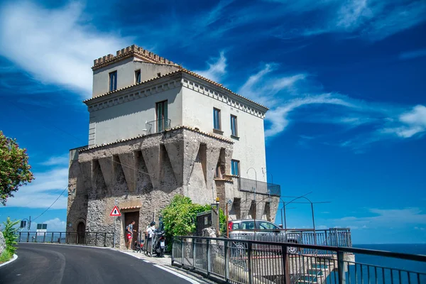 Costa Amalfi Italia Julio 2021 Hermosa Casa Frente Mar Largo —  Fotos de Stock