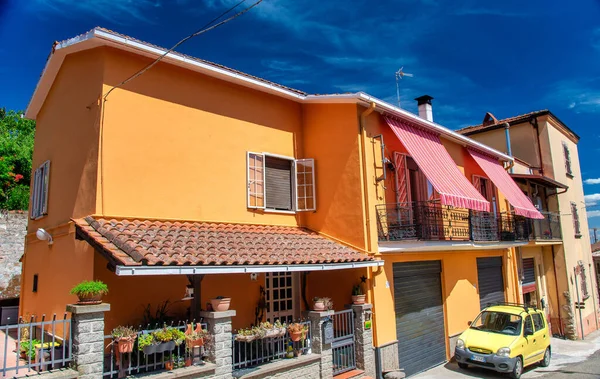 Roccalvecce Italy July 2021 五彩斑斓的房子和黄色的汽车 这个小镇以世界艺术家的街头作品而闻名 — 图库照片