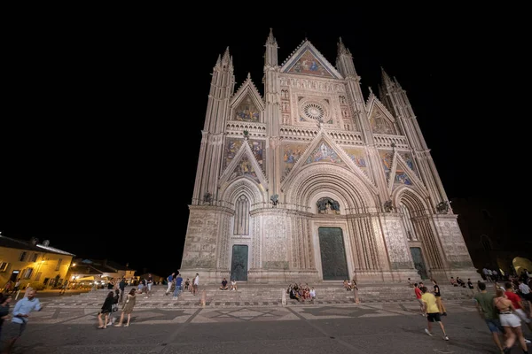 Orvieto Italië Juli 2021 Toeristen Bezoeken Beroemde Kathedraal Een Zomerdag — Stockfoto