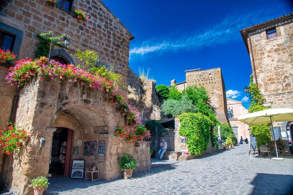 Civita Bagnoregio Włochy Lipiec 2021 Turyści Odwiedzają Słynne Średniowieczne Ulice — Zdjęcie stockowe