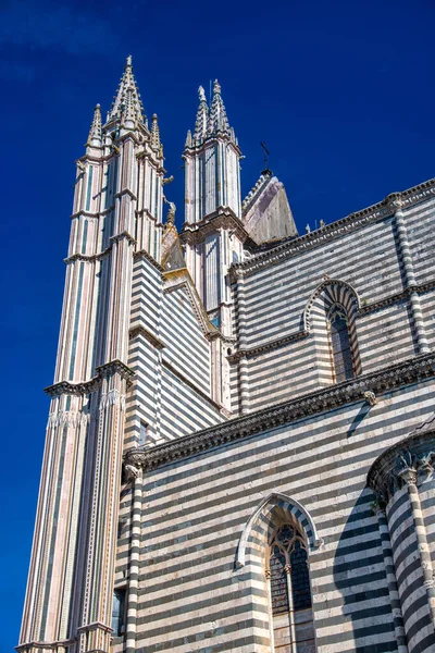 美しい夏の日 イタリアのオルヴィエート大聖堂の外観 — ストック写真
