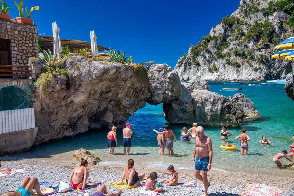 Capri Italië Juni 2021 Toeristen Bezoeken Marina Piccola Beach — Stockfoto