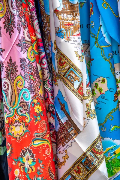 Bunte Foulards Mit Blau Roten Und Weißen Formen Hintergrundkonzept — Stockfoto