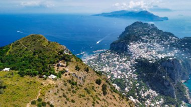 Güzel bir yaz sabahı, İtalya 'da Capri kıyı şeridi boyunca sürat teknesi hızlanıyor.
