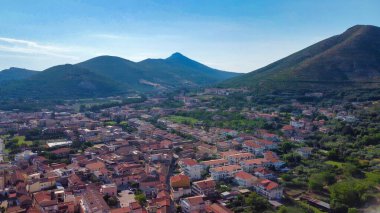 Reggia di Caserta, İtalya. Yaz mevsiminde insansız hava aracının yaptığı ünlü kraliyet binalarının hava manzarası.