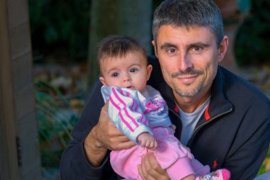 Babası kızını İtalya kucaklayan