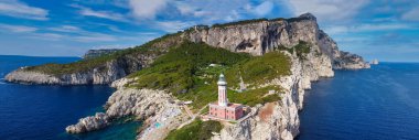 Deniz feneri ve Capri Plajı yaz mevsiminde. Hareket eden bir İHA 'dan görüntüle