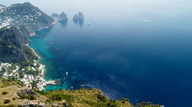 Capri, İtalya. Güneşli bir yaz gününde Solaro Dağı 'ndan inanılmaz panoramik drone görüntüsü