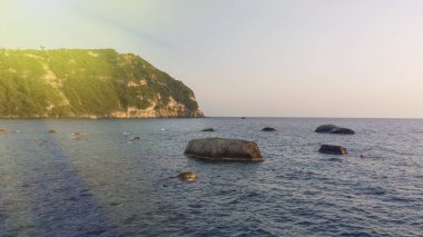 Citara, Ischia 'da suyun üzerinde kayalar var. Bir İHA görüntüsü