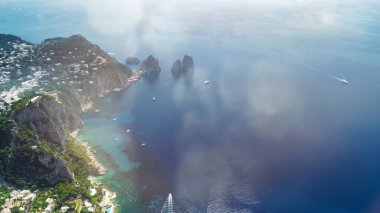 Faraglioni ve Capri kıyıları Solaro Dağı 'ndan, insansız hava aracı görüntüsü.