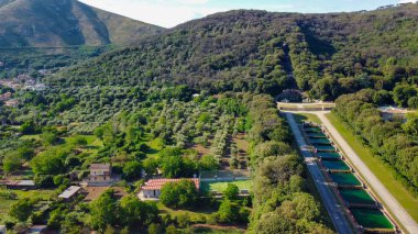 Reggia di Caserta, İtalya. Yaz mevsiminde insansız hava aracının yaptığı ünlü kraliyet binalarının hava manzarası.