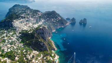 Faraglioni ve Capri kıyıları Solaro Dağı 'ndan, insansız hava aracı görüntüsü.
