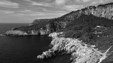 Deniz feneri ve Capri Plajı yaz mevsiminde. Hareket eden bir İHA 'dan görüntüle
