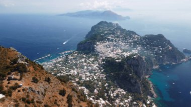Capri kıyıları yaz mevsiminde Solaro Dağı üzerinde uçan bir drone 'dan.