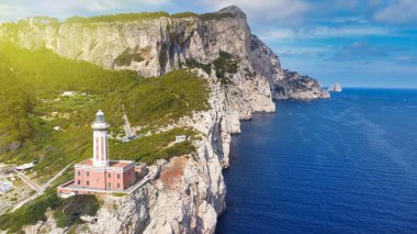 Yaz mevsiminde deniz feneri boyunca Capri kıyı şeridinin inanılmaz hava manzarası.