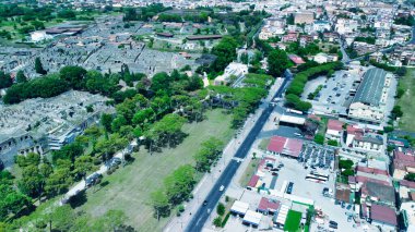 Pompei, İtalya. Yaz mevsiminde insansız hava aracı bakış açısıyla eski şehrin havadan görüntüsü