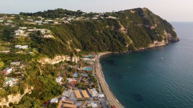 İtalya 'nın Ischia Adası' ndaki Citara Sahili 'nin havadan görünüşü