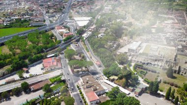 Pompei, İtalya. Yaz mevsiminde insansız hava aracı bakış açısıyla eski şehrin havadan görüntüsü