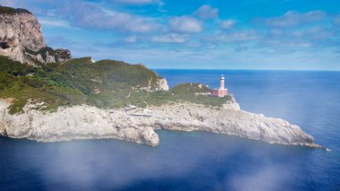 Deniz feneri ve Capri Plajı yaz mevsiminde. Hareket eden bir İHA 'dan görüntüle