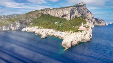 Yaz mevsiminde deniz feneri boyunca Capri kıyı şeridinin inanılmaz hava manzarası.