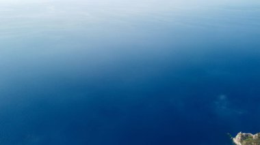 Capri, İtalya. Güneşli bir yaz gününde Solaro Dağı 'ndan inanılmaz panoramik drone görüntüsü