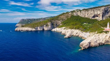 Deniz feneri ve Capri Plajı yaz mevsiminde. Hareket eden bir İHA 'dan görüntüle
