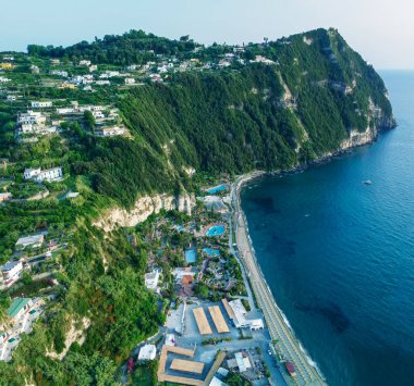 İtalya 'nın Ischia Adası' ndaki Citara Sahili 'nin havadan görünüşü