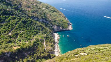 Sorrento yakınlarındaki Punta Campanella 'dan Amalfi sahili. Yaz mevsiminde İHA 'dan inanılmaz hava manzarası