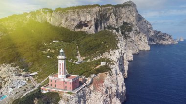 Deniz feneri ve Capri Plajı yaz mevsiminde. Hareket eden bir İHA 'dan görüntüle
