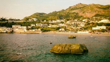 Citara, Ischia 'da suyun üzerinde kayalar var. Bir İHA görüntüsü