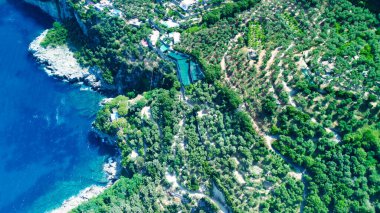 Sorrento yakınlarındaki Punta Campanella 'dan Amalfi sahili. Yaz mevsiminde İHA 'dan inanılmaz hava manzarası