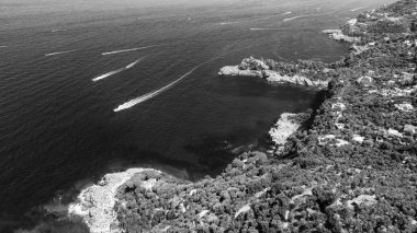 Sorrento yakınlarındaki Punta Campanella 'dan Amalfi sahili. Yaz mevsiminde İHA 'dan inanılmaz hava manzarası